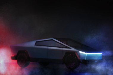 Tesla marka siber kamyonet. Arka planda koyu renkli ve hafif bir kamyonet.