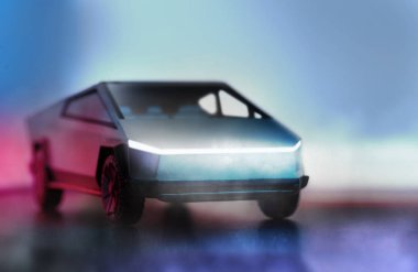 Tesla marka siber kamyonet. Arka planda koyu renkli ve hafif bir kamyonet.