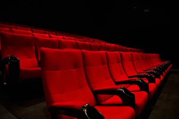 没有人坐的红色电影院座位 — 图库照片