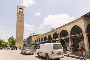 Adana, Türkiye - 27 Haziran 2019: Eski Adana Türk caddelerinin tarihi saat kulesi