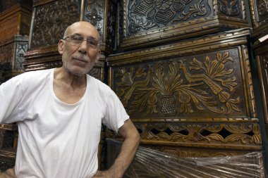 Adana, Türkiye - 27 Haziran 2019: Yaşar 'ın Portresi Adana Türkiye' de Geleneksel Sandık Satıcısı.
