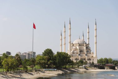 Adana, Türkiye - 27 Haziran 2019: Seyhan Nehri yakınlarındaki Adana Seyhan Merkez Camisi kuruydu.