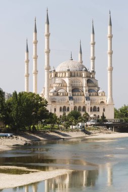 Adana, Türkiye - 27 Haziran 2019: Seyhan Nehri yakınlarındaki Adana Seyhan Merkez Camisi kuruydu.