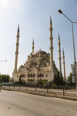 Adana, Türkiye - 27 Haziran 2019: Seyhan Nehri yakınlarındaki Adana Seyhan Merkez Camisi.