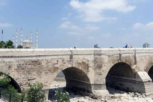Adana Turcja Czerwiec 2019 Hotel Hilton Adana Turcja Historycznym Mostem — Zdjęcie stockowe