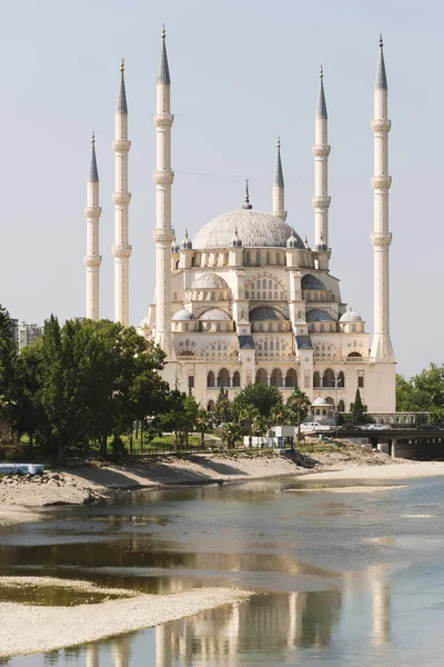 Adana Turcja Czerwca 2019 Meczet Adana Seyhan Pobliżu Rzeki Seyhan — Zdjęcie stockowe