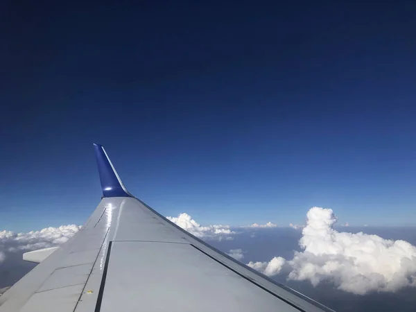 Крыло Самолета Облака Над Землей Вид Окна Самолета — стоковое фото