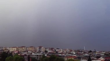 Thunder 'ın şehrin üzerindeki yavaş çekim görüntüleri 240 fps kaydetti..