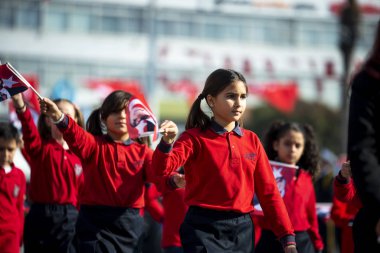 İzmir, Türkiye - 29 Ekim 2019. Üzerinde Atatürk 'ün olduğu Türk bayraklı çocuklar 29 Ekim 2019' da yürüyüş gösterisi yapıyorlar...
