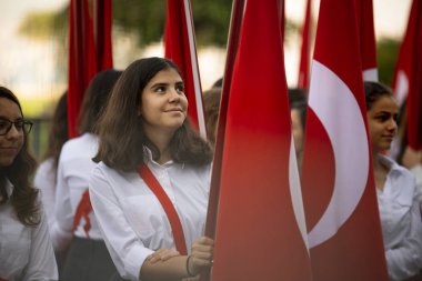 İzmir, Türkiye - 29 Ekim 2016. Cumhuriyet Meydanı Alsancak, İzmir 'de düzenlenen törende ellerinde bunları tutan Kızıl Türk bayrakları ve genç kız öğrenciler. Türkiye Cumhuriyet Günü 'nde.