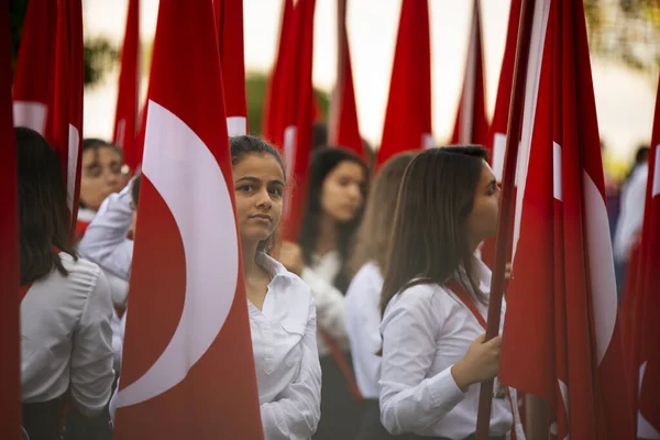 Izmir Turquie Octobre 2016 Drapeaux Turcs Rouges Jeunes Étudiantes Les — Photo