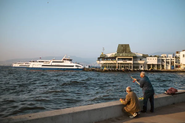 トルコのイズミル 10月21 2019 イズミルトルコの蒸気船でフェリーと釣りの人々 Konak — ストック写真