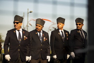 İzmir, Türkiye - 29 Ekim 2019: Türkiye 'de ve İzmir' de düzenlenen Cumhuriyet bayramında dört gazi bir çerçevede sağlarına bakıyor. Bunların hepsi de Kıbrıs Gazileri.