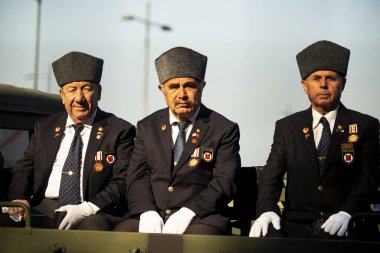 İzmir, Türkiye - 29 Ekim 2019: Türkiye Cumhuriyeti bayramında ve İzmir 'de kameraya bakan üç gazi. Bunların hepsi de Kıbrıs Gazileri.