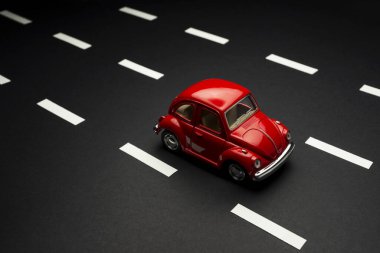 İzmir, Türkiye - 28 Temmuz 2019. Yol şeritleri olan kırmızı oyuncak arabanın üst manzarası