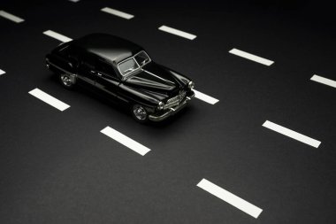 İzmir, Türkiye - 28 Temmuz 2019: 50 'lerde yol şeritli asfalt bir yolda siyah renkli oyuncak araba.
