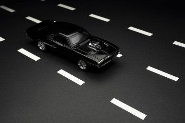 İzmir, Türkiye - 28 Temmuz 2019. 1968 Dodge Charger model araba çekimi. Yol şeritleri olan asfalt bir yolda üst cephe manzarası. Hızlı ve Öfkeli film modeli.
