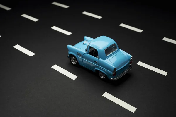 이즈미 2019 아스팔트 도로에 파란색 장난감 자동차의 앞모습 뒷모습 — 스톡 사진