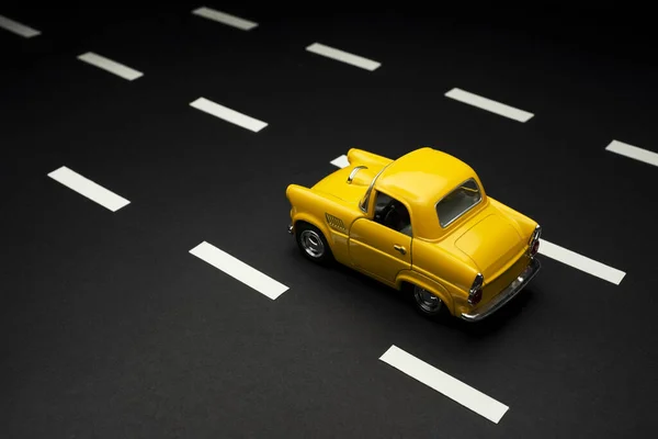 이즈미 2019 아스팔트 노란색 장난감 자동차의 앞모습 뒷모습 — 스톡 사진