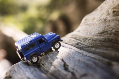 İzmir, Türkiye - 28 Temmuz 2019: Mavi SUv, kayalıklarda eski moda bir tarz ve sağ arka tarafta poz veriyor