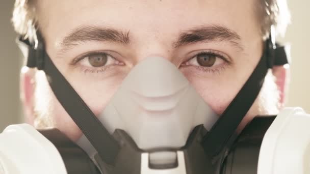 Retrato Hombre Con Una Máscara Gas Mirando Cámara — Vídeo de stock