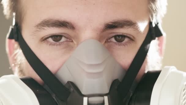 Porträt Eines Mannes Mit Gasmaske Und Blick Die Kamera — Stockvideo