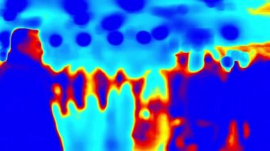 Havaalanında yürüyen insanları termal kamerayla izlemek..