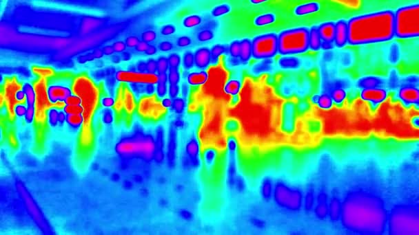 Monitoring Van Wandelende Mensen Met Een Thermische Camera Een Luchthaven — Stockvideo