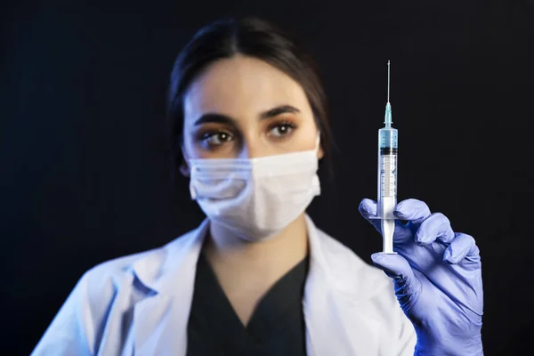 Blanco Caucásico Médico Enfermera Con Máscara Guantes Examen Azul Sostiene — Foto de Stock
