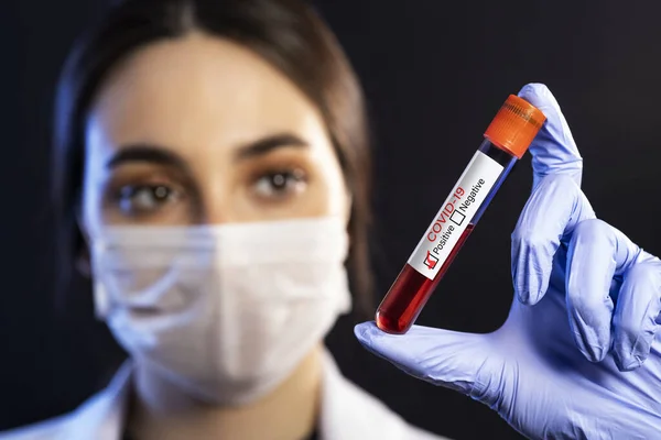 Kaukasische Ärztin Mit Operationsmaske Und Blauen Untersuchungshandschuhen Mit Einem Bluttest — Stockfoto