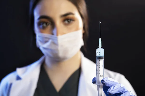 Blanco Caucásico Médico Enfermera Con Máscara Guantes Examen Azul Sostiene — Foto de Stock