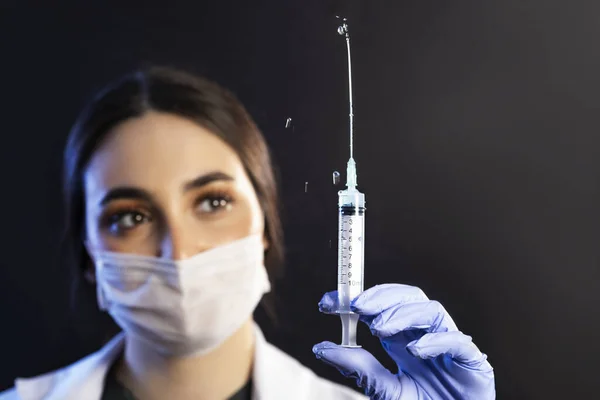 Blanco Caucásico Médico Enfermera Mujer Con Máscara Guantes Examen Azul — Foto de Stock