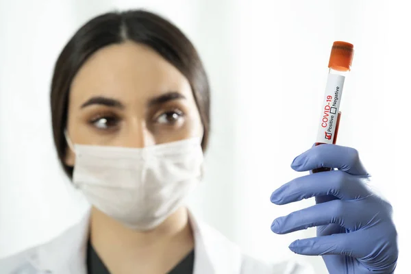 Mujer Caucásica Médico Con Máscara Quirúrgica Guantes Examen Color Azul — Foto de Stock