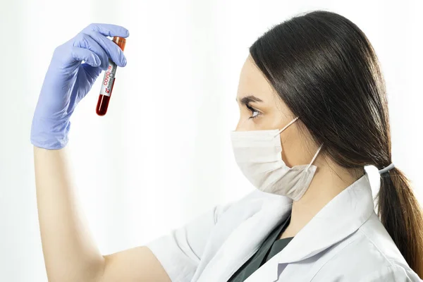 Mujer Caucásica Médico Con Máscara Quirúrgica Guantes Examen Color Azul — Foto de Stock