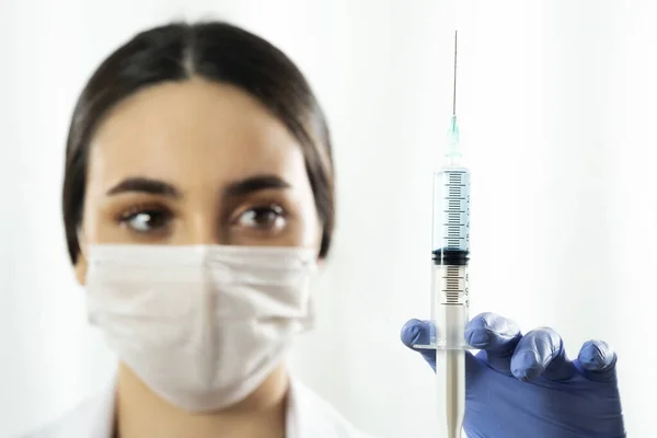 Blanco Caucásico Médico Enfermera Con Máscara Guantes Examen Azul Sostiene — Foto de Stock