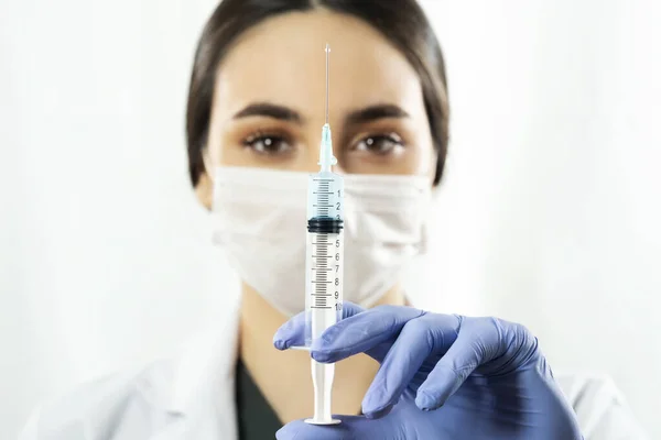 Blanco Caucásico Médico Enfermera Con Máscara Guantes Examen Azul Sostiene — Foto de Stock