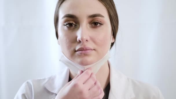 Portrait Woman Doctor Which Wearing Examination Mask Looking Camera White — Stock Video