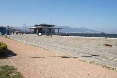 İzmir, Türkiye - 10 Nisan 2020: Alsancak buharlı tekne iskelesi kapalı ve dışarıda kimse yok ve Coronavirus pandemi yüzünden gezginler yok. İzmir halkı evde kalıyor..
