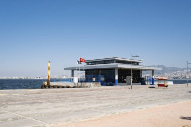 İzmir, Türkiye - 10 Nisan 2020: Alsancak buharlı tekne iskelesi kapalı ve dışarıda kimse yok ve Coronavirus pandemi yüzünden gezginler yok. İzmir halkı evde kalıyor..