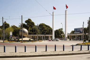 İzmir, Türkiye - 10 Nisan 2020: İzmir Uluslararası Fuarı 'nın Lozan Kapısı' nda Coronavirus Pandemi yüzünden dışarıda insan ve araç yok. İzmir halkı evde kalıyor..