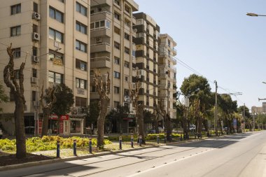 İzmir, Türkiye - 10 Nisan 2020: Alsancak Caddeleri Coronavirus pandemi yüzünden boş. İzmir halkı evde kalıyor..