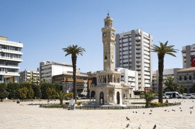 İzmir, Türkiye - 10 Nisan 2020: İzmir Türkiye saat kulesi. Coronavirüs pandemisi yüzünden sokaklar bomboş. İzmir halkı evde kalıyor..