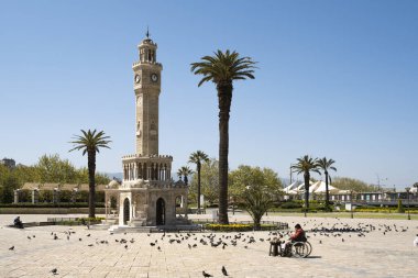 İzmir, Türkiye - 10 Nisan 2020: İzmir Türkiye saat kulesi. Coronavirüs pandemisi yüzünden sokaklar bomboş. İzmir halkı evde kalıyor..