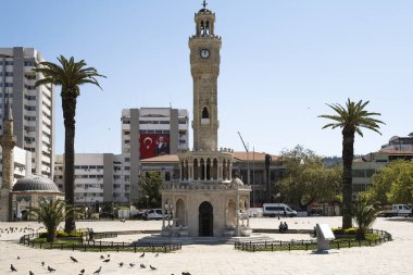 İzmir, Türkiye - 10 Nisan 2020: İzmir Türkiye saat kulesi. Coronavirüs pandemisi yüzünden sokaklar bomboş. İzmir halkı evde kalıyor..