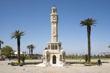 İzmir, Türkiye - 10 Nisan 2020: İzmir Türkiye saat kulesi. Coronavirüs pandemisi yüzünden sokaklar bomboş. İzmir halkı evde kalıyor..