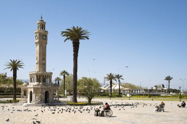 İzmir, Türkiye - 10 Nisan 2020: İzmir Türkiye saat kulesi. Coronavirüs pandemisi yüzünden sokaklar bomboş. İzmir halkı evde kalıyor..