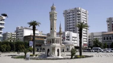 İzmir, Türkiye - 10 Nisan 2020: İzmir Türkiye saat kulesi. Coronavirüs pandemisi yüzünden sokaklar bomboş. İzmir halkı evde kalıyor..