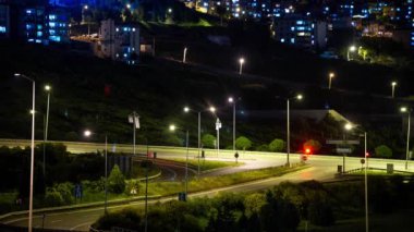 İzmir, Türkiye - 12 Nisan 2020: Bir karayolu ve karayolu kavşağı. Gece Manavkuyu Bayrakli İzmir 'de trafik ışıklarının kırmızı, sarı ve yeşil yandığını görüyoruz. Geceyarısı görüntüleri