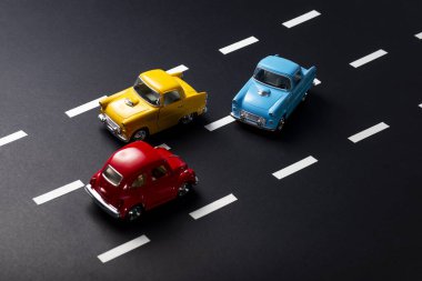 Çizgili bir yolda oyuncak model arabalarla sollama hatası.
