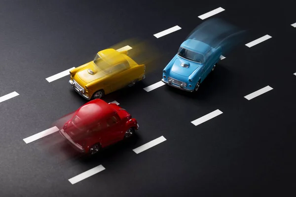 Błędne Wyprzedzanie Rozmyciem Ruchu Przez Zabawki Modele Samochodów Drodze Paskami — Zdjęcie stockowe